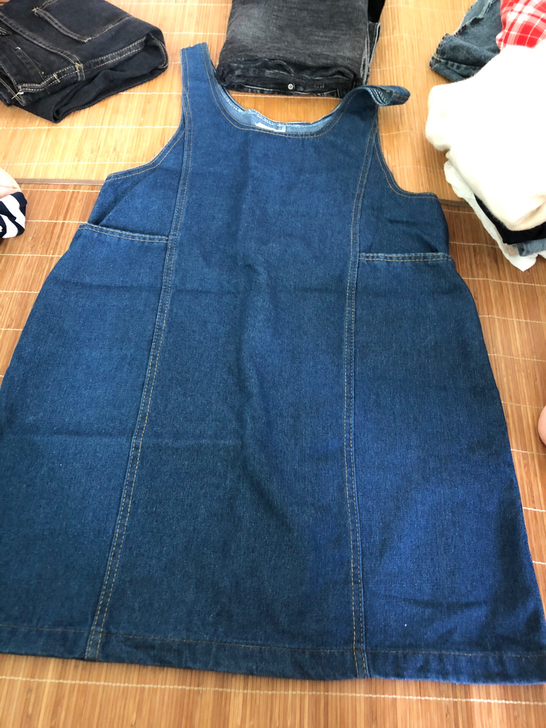 如图，背带裙，低价出售，9成新，原相机拍摄的