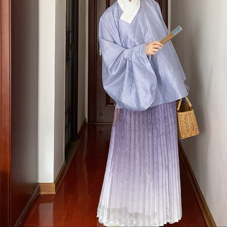 汉服，全新，没穿过，有喜欢的可以来滴滴我哟...