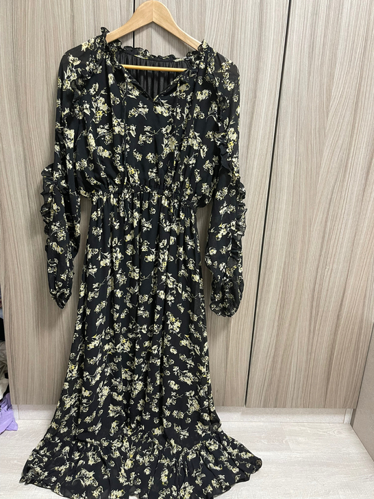 标价是衣服的价格，邮费自理。
