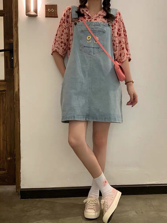 夏季新款显瘦连衣裙女复古港味刺绣牛仔背带裙...