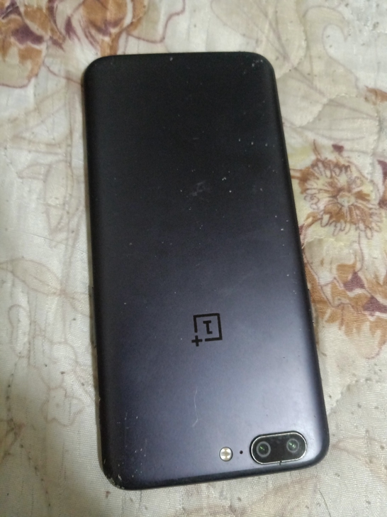 一加5手机，充电开机，外屏裂，内屏不知好坏...