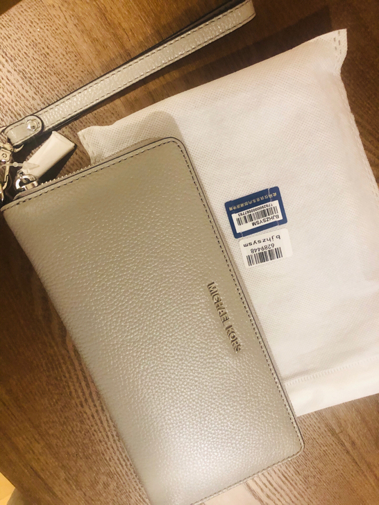 MK钱包，直男送的情人节礼物。觉得太成熟了...