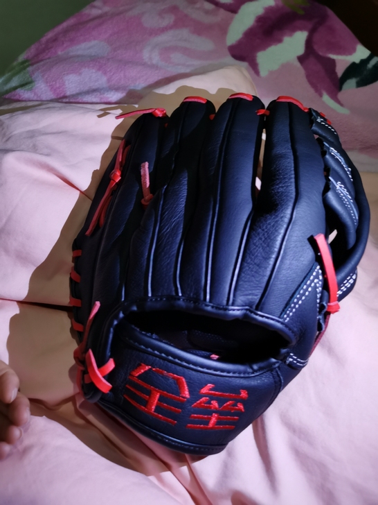代卖 :左手棒球手套喜欢的带走吧 九成新哦