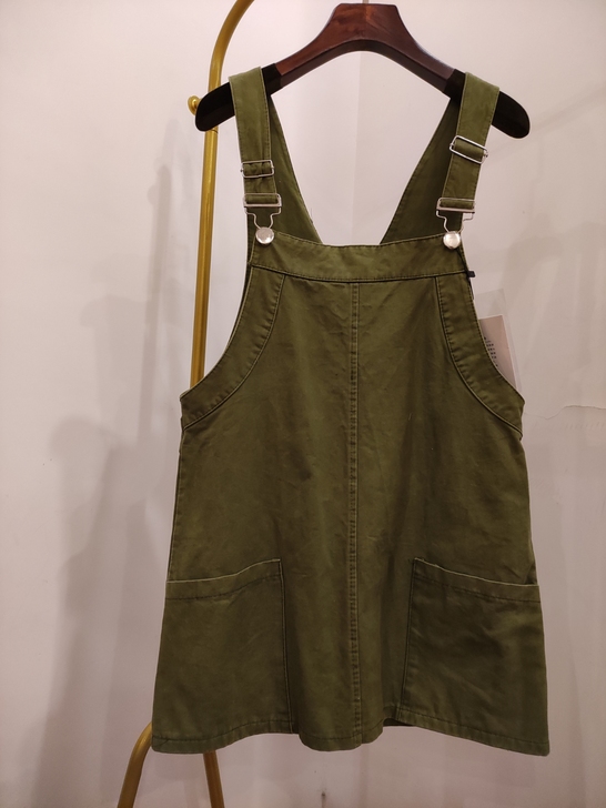 青春减龄工装背带裙，均码，全新，售出不退不...