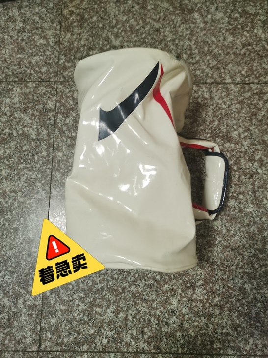 全新康玛士运动包包,闲置,15元出。可以打...