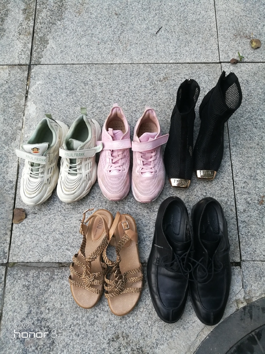 特步运动鞋3元一双，5元2双。