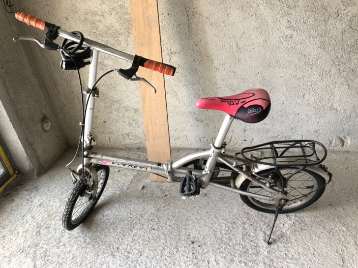 折叠式小学生单车，铝合金材料非常轻巧。