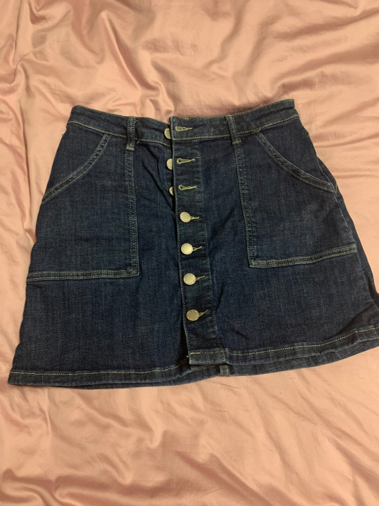 9新牛仔短裙，深蓝色，L码数。