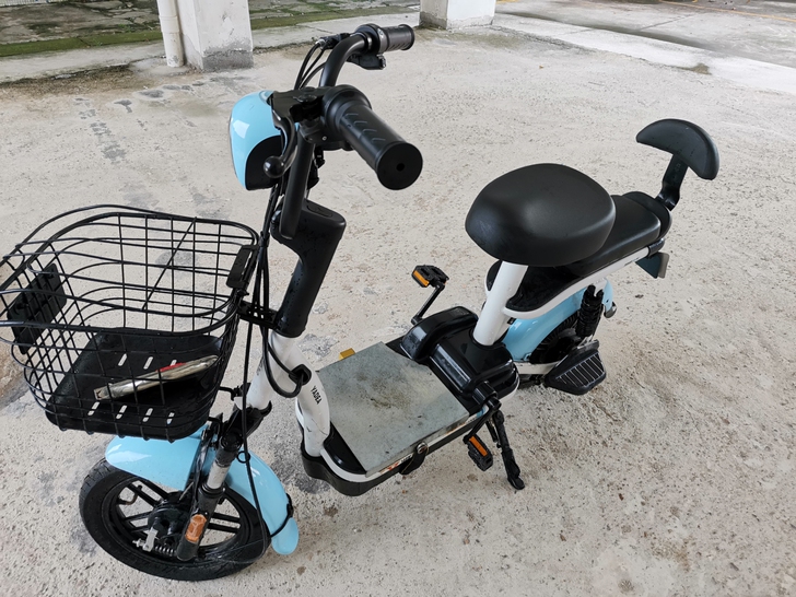 因工作变动转卖雅迪电动车一辆，手提锂电池充...