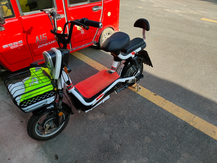 因外出打工，急转8成新电动车，48大电瓶