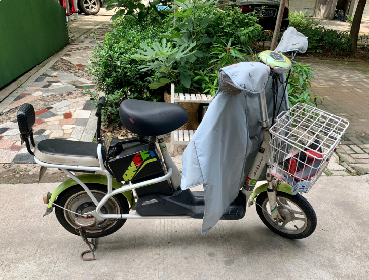 爱玛电动车，自己骑的，