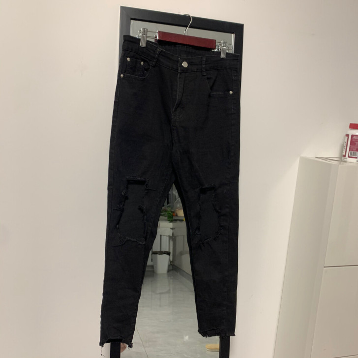 黑色牛仔膝盖破洞小脚裤 很潮很显瘦