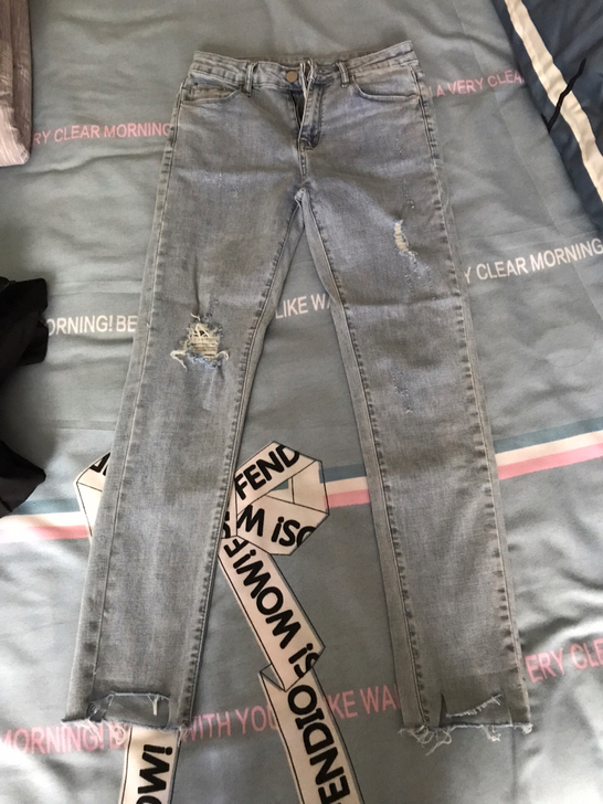 浅色小脚牛仔铅笔裤，破洞款，面料柔软夏天薄款