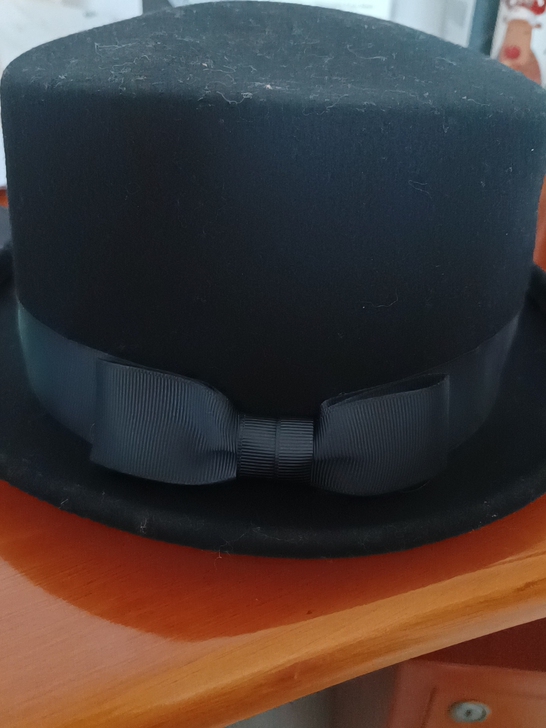 黑色礼帽，全新。