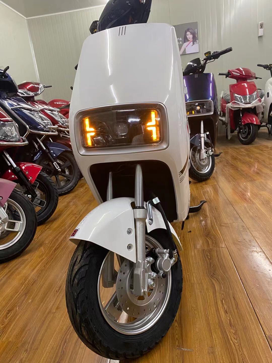 全新雅迪电瓶车，空车架 1900 5-6个...