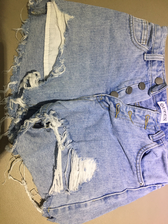 牛仔短裤，就穿两三次，几乎全新，看准拍，不...