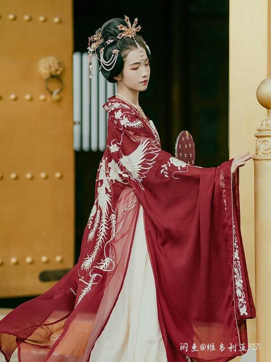 求购红色牡丹重工刺绣汉服(收)标价收佛系收...