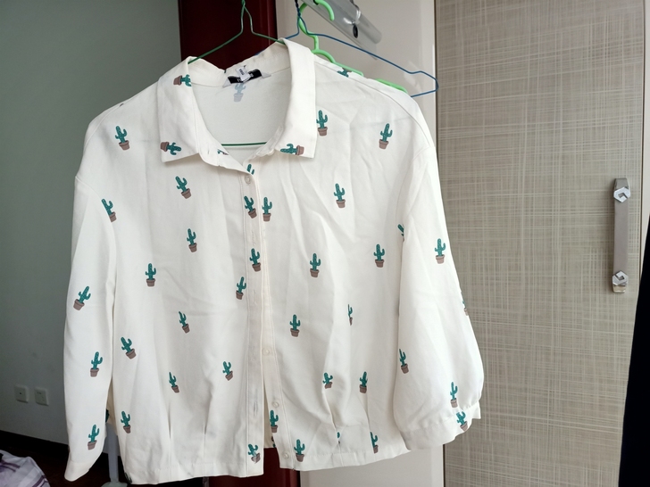 我衣柜里的断舍离，藏蓝色那件衬衫我很喜欢但...