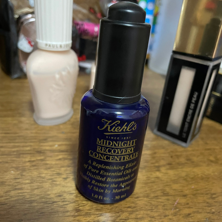 科颜氏蓝精灵精华,有股淡淡的薰衣草香味