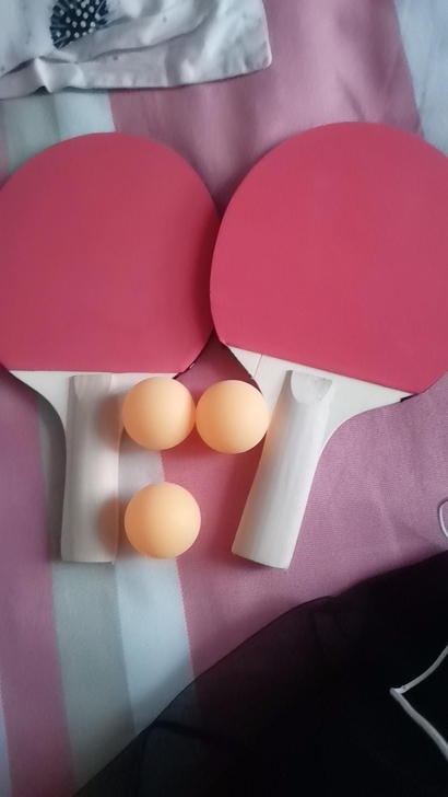 乒乓球,便宜处理,需要的找我选购。两个球拍...