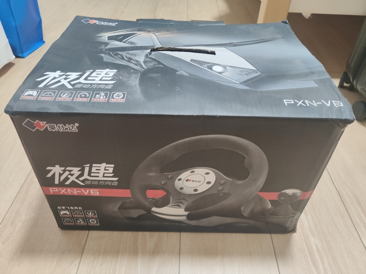 莱仕达方向盘PXN-V6，可以玩的游戏挺多...