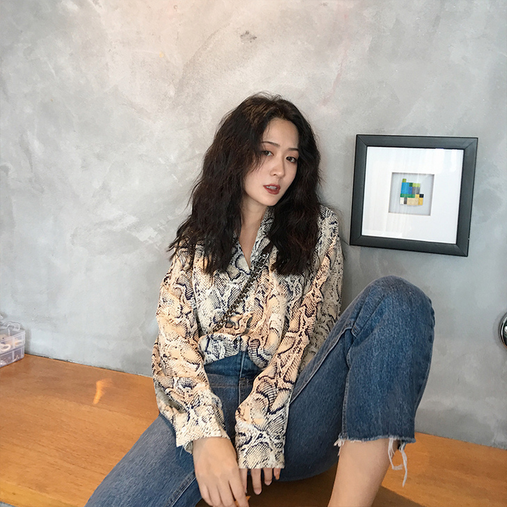 izp v领蛇皮纹衬衫女长袖宽松复古设计感...