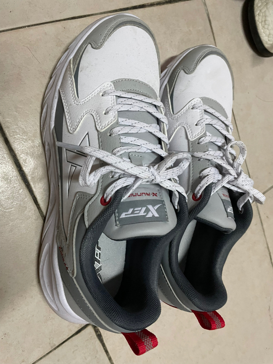 42码 特步跑鞋 成色如图 指哪拍哪 无盒...