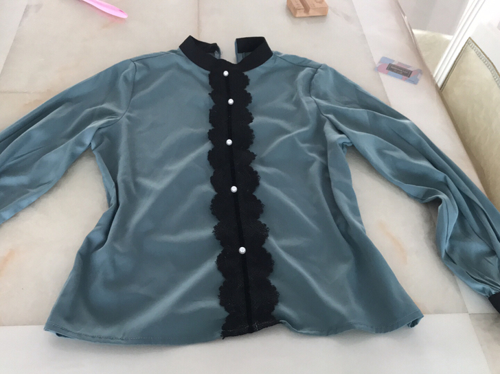 九新蕾丝花边衬衫。能穿到115斤。