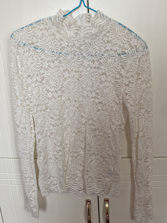 全新的打底蕾丝衫，