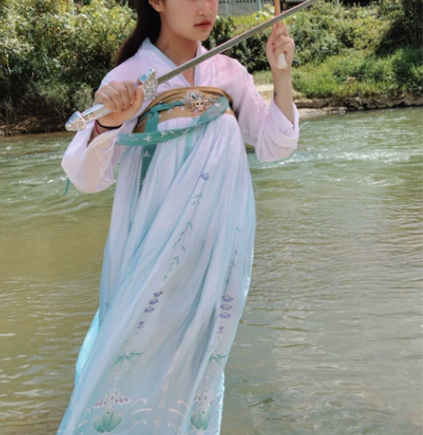 “慈航净”汉服，之前是拍短视频的后面一直压...