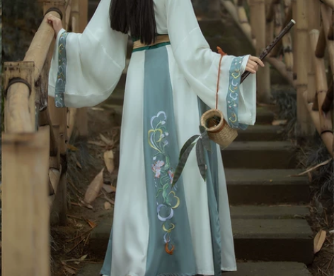 千韵岗汉服 只在毕业穿过半天 送扇子和自己...