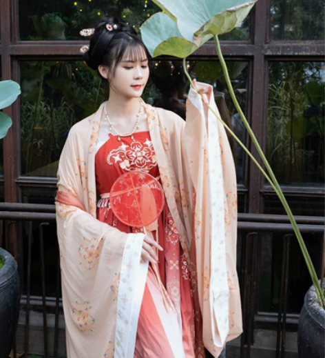 唐装汉服SM均可穿，9成新 感兴趣的话点“...