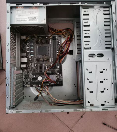 技嘉a78主板 2g内存 一个金核田炸弹2...