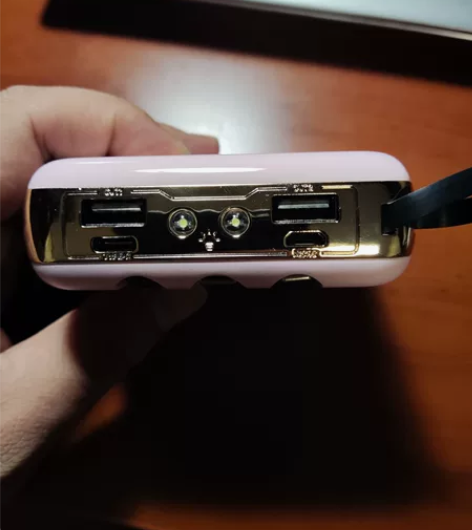 20000毫安充电宝,各种接口都支持,自带...