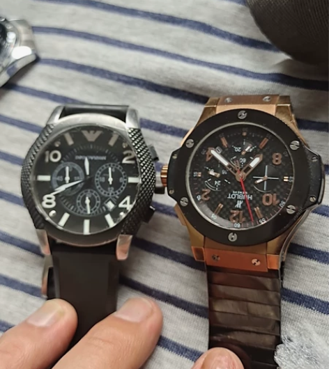 两块石英手表，黑的表把坏了，别的问题没有，...