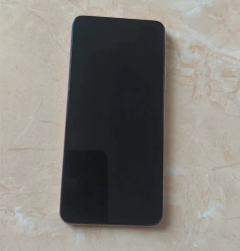 小米11青春版，屏幕是好的，前摄像头下面有...