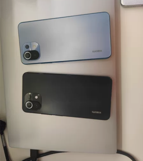 小米11青春版 黑色和蓝色的各一台 标价为...