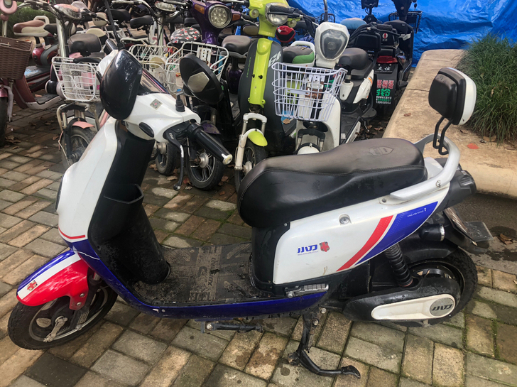 小刀二手电动车，前面的贴纸可以擦掉，保利梧...