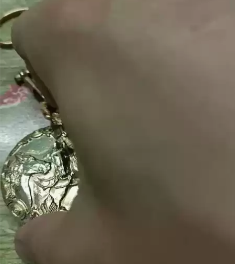手表两个，机械表，上劲就走。售出拒绝任何理...