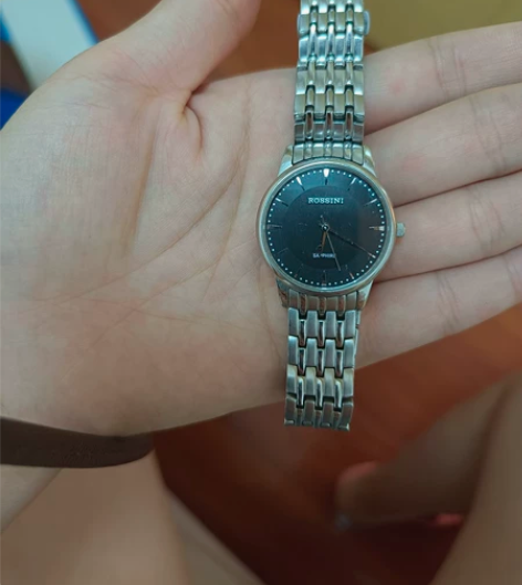 罗西尼手表，按电子的。专柜一千多买的，现在...