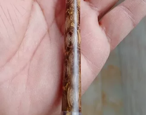 梅鹿竹。精品毛笔。满花带水槽，有天然虫蝕痕...