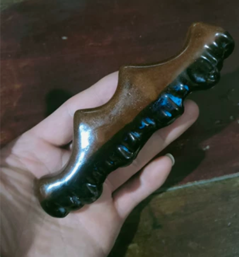 老均釉紫砂笔山,毛笔架,品相完好,小巧精致...