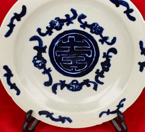 清代豆青釉工艺成熟，呈色淡雅柔和，色浅者淡...