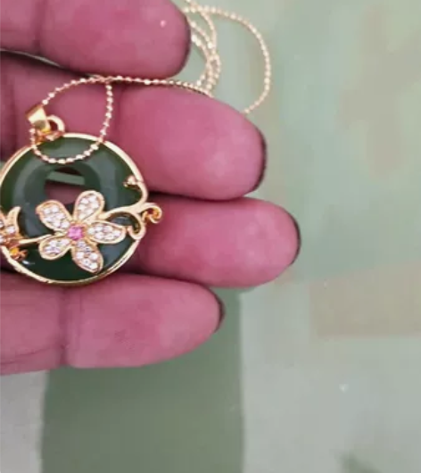 一个沙金和田湖水绿玉石包金小项链，是一款精...