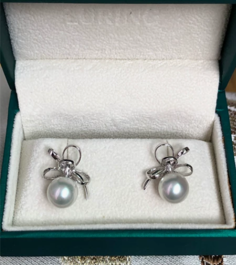 18k澳白珍珠耳钉，绝美丝带款，重金镶嵌的...