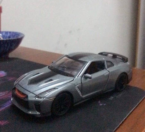 1/32汽车模型 两门全开，引擎盖也可开全...