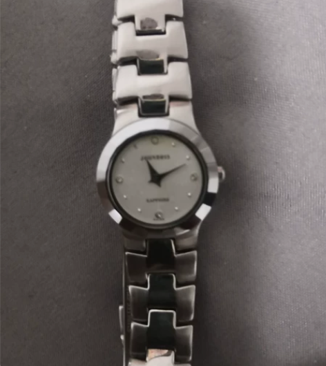 朋友送的不知道什么牌子的,很秀气的一款手表...