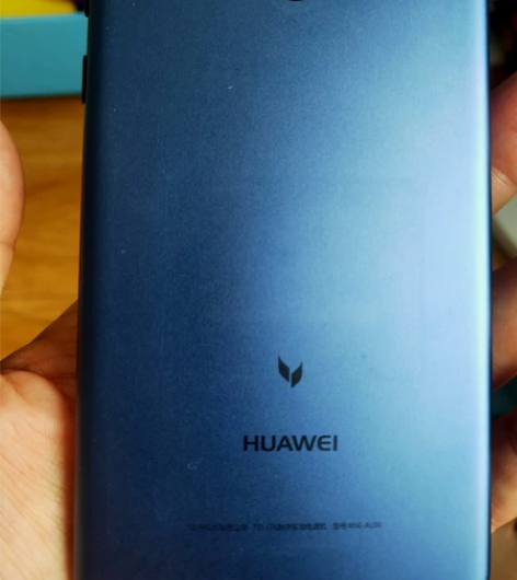 华为手机成色还可以，不卡机器没任何毛病，原...