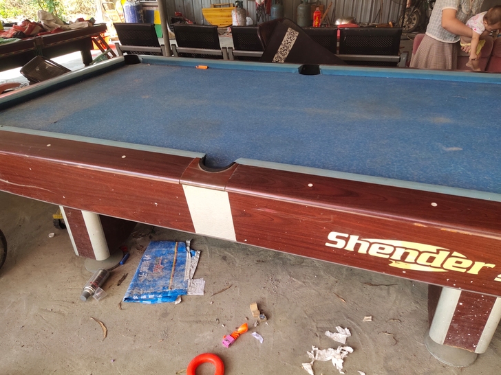 八成新的台球桌