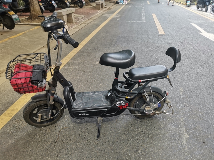 电动车是新大洲品牌，电瓶是刚换的超威品牌，...